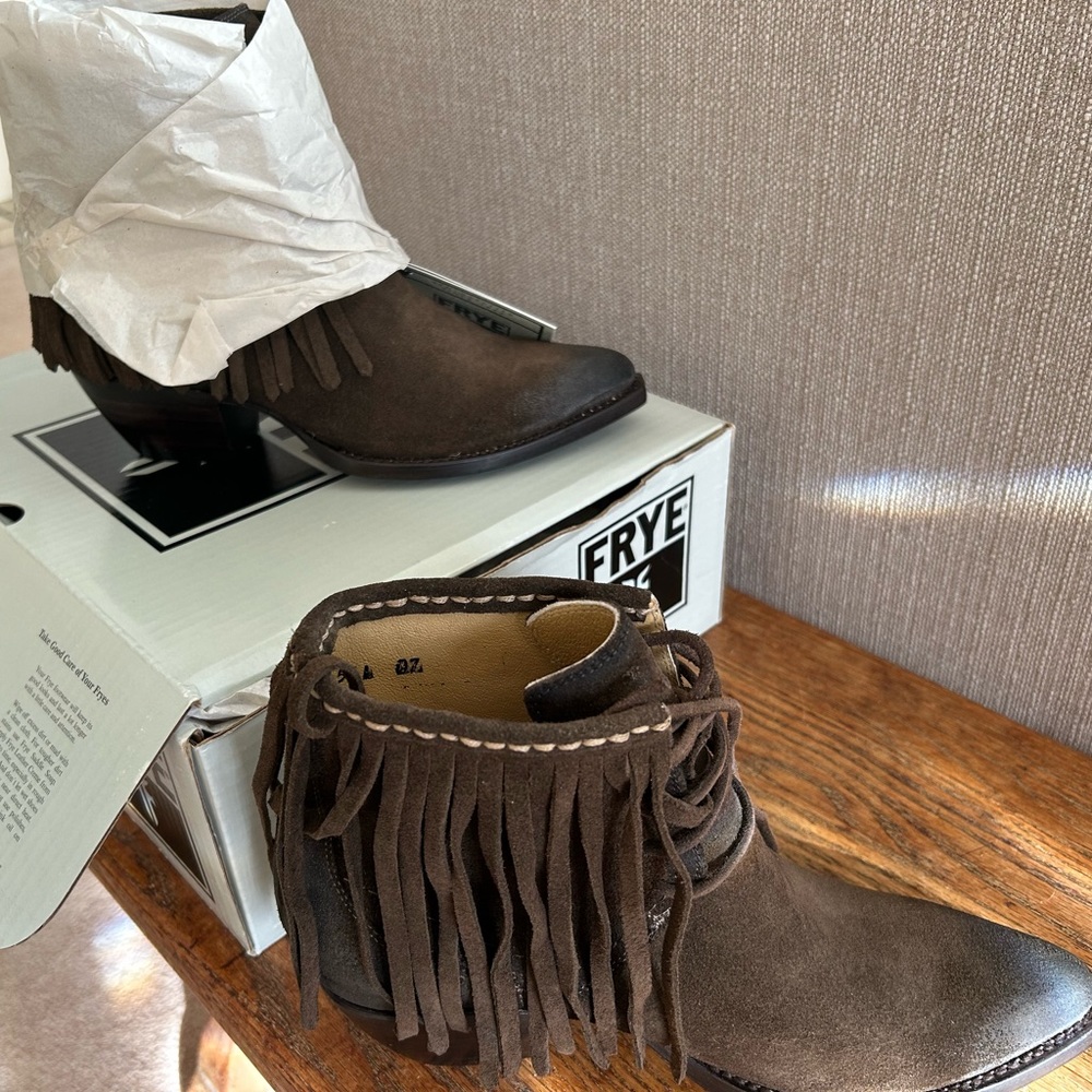 Brand new Frye boots 8.5 brown suede w fringe
